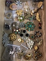 Costume jewelry, set of pins