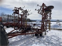 WILRICH 40' VIBRASHANK C/W MOUNTED HARROWS