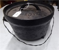 Early Cast Iron Dutch Oven 10 c- wire handle