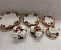 ROYAL ALBERT - OLD COUNTRY ROSE - 8 PLACE SETTING