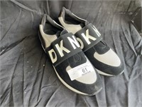DKNY sx 8 Womens tennis shoe NEW