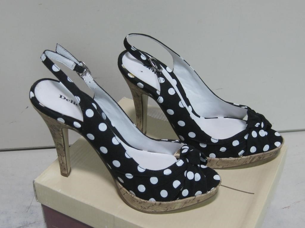 NIB Delicious Heeled Shoes Sz 6