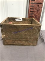 Hercules powder Co. wooden box & 2 combs