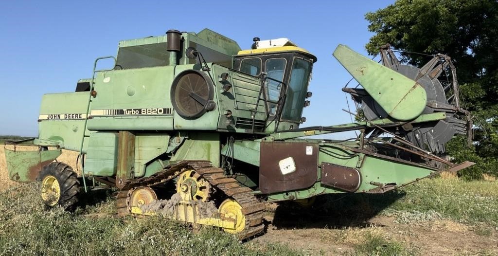 JOHN DEERE 8820 Half Track Harvester