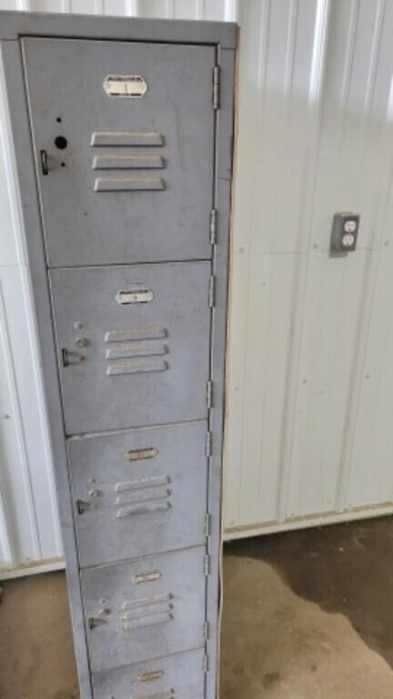 Metal locker cabinet