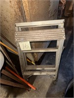 Aluminum stepladder