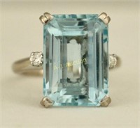 Lady's 18K White Gold and Aquamarine Ring