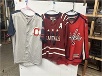3 collectable hockey and baseball jerseys Size Lg
