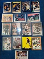 Hockey cards of Wayne Gretzky and Mario Lemieux