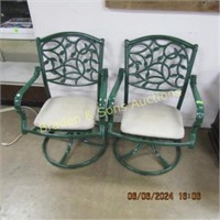 GROUP OF 2 SWIVEL PATIO CHAIRS WITH SEAT CUSIONS
