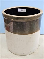 4 gallon brown and white crock has thin crack