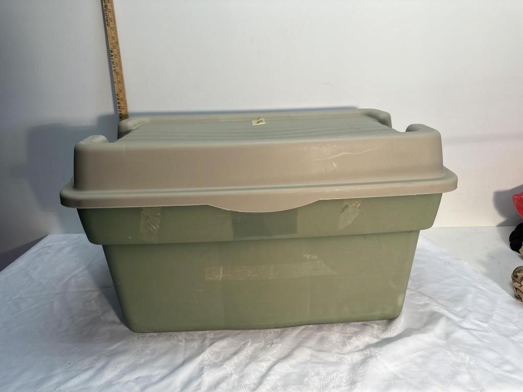 Large tote with hinged lid