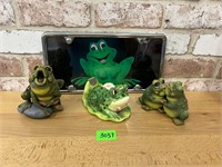 Smooching Bullfrogs figurine,