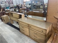 Mid century modern blond Bassett  bedroom set