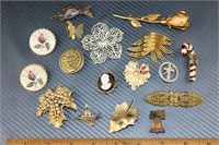 Lot of Vintage Broaches Brooches Pins WOW