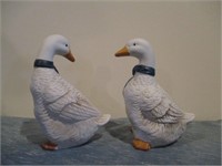 pairing swan statues