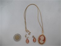 Pendentif et boucles d'oreilles assorties