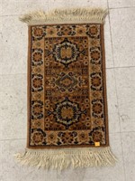 Rug with Tassels approx 28in x 15in