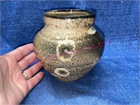 Vtg signed pottery vase - 5in tall