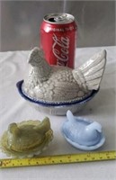 Boyd's Miniature Hen on Nest Blue Swirled Slag
