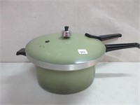 RETRO HARVEST GREEN PRESSURE COOKER