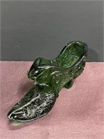 Fenton green glass daisy & button shoe cat