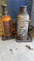 Two hydraulic jacks