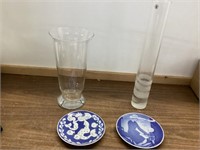 2 vases and 2 small mothers day plates