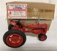 1/16 Farmall 200 Plastic Tractor with Box