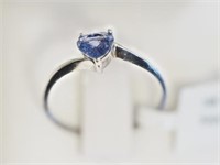 18kt White Gold Sapphire Heart-shaped Ring