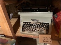 Manual typewriter