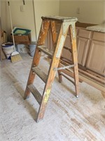 4' step ladder - solid