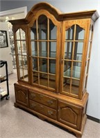 Thomasville Co. Oak Traditional China Cabinet