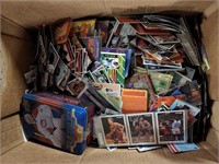 BOX LOT OF VARIOUS SPORTS CARDS INCLUDING