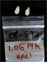 C8-297  14K & Opal stud earrings 1.0g