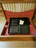 WOOD BOX AND COLLECTION OF KNIVES
