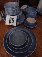 THIRTY PIECE PORCELAIN TABLE SETTING BY WINFIELD