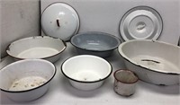 Enamelware bowls & 2 lids (dont fit these bowls)