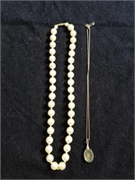 Faux pearl necklace & floral necklace