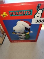 11" SNOOPY MUSICAL TABLEPIECE W/ BOX