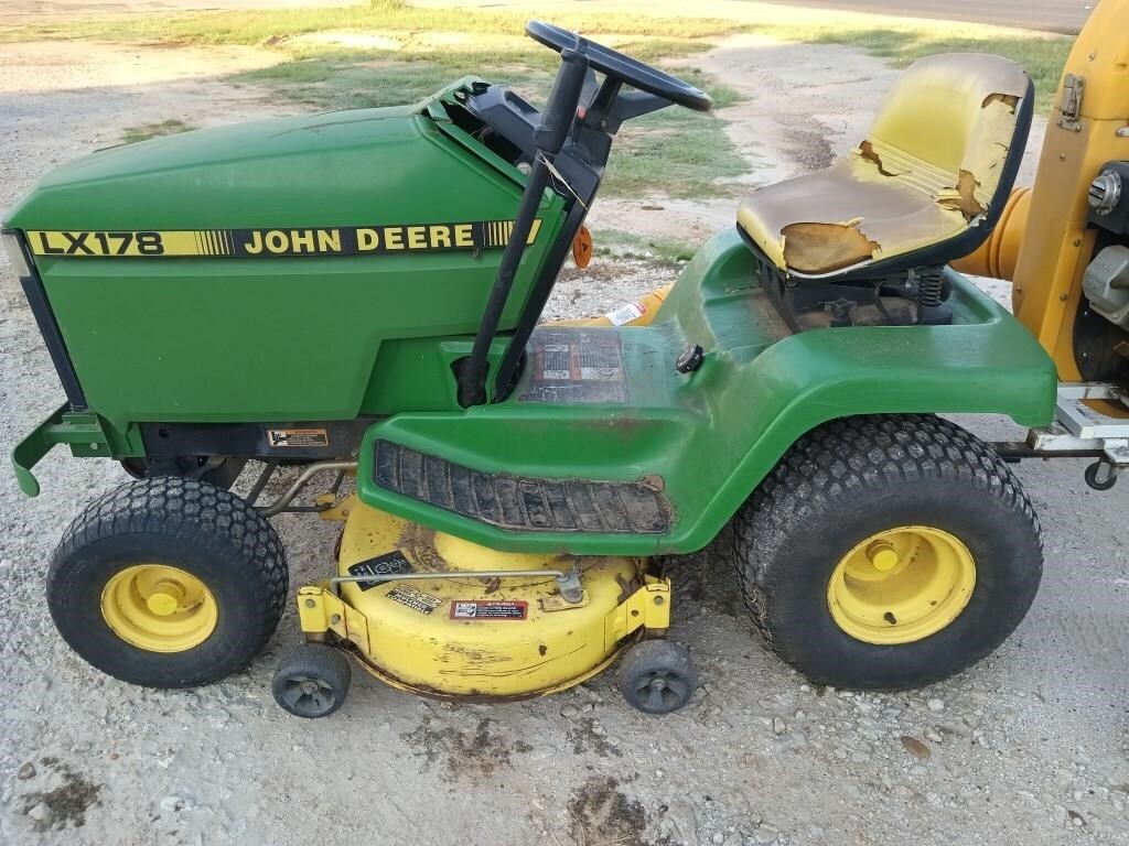 John Deere LX178 riding mower 38" deck, 15 HP