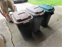 (3)Rubbermaid trash cans w/lids.