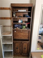 WOODEN DISPLAY CABINET & CONTENTS