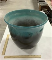 Plastic planter pot-11.5 in tall