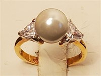 Faux Pearl Cubic Zirconia on Gold Tone Ring Sz 7