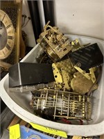 LARGE LOT OF CLOCK MECHANISMS MOVEMENTS