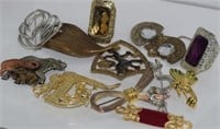 Quantity of costume rings and brooches