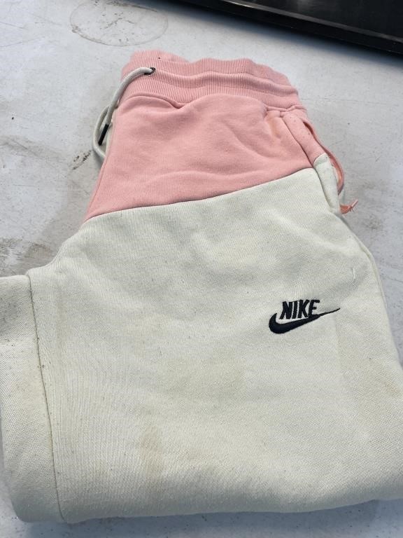 Nike sweatpants size medium