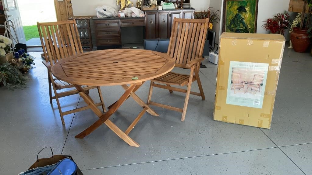 Wood folding patio table has tag. w/4 chairs, 2