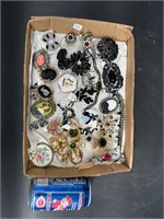 DEALER FLAT LOT OF COSTUME JEWELRY PINS BROOCHES